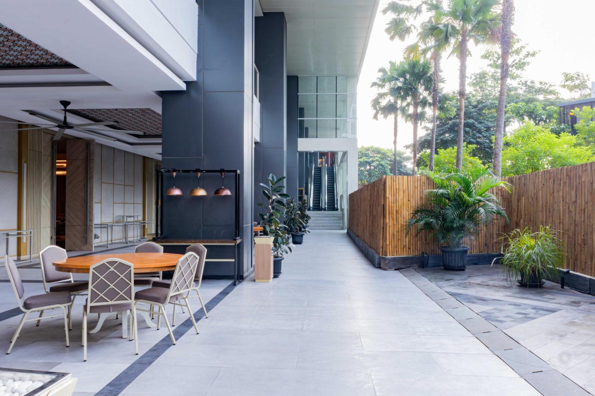 Harris Suites Puri Mansion Yakarta Exterior foto